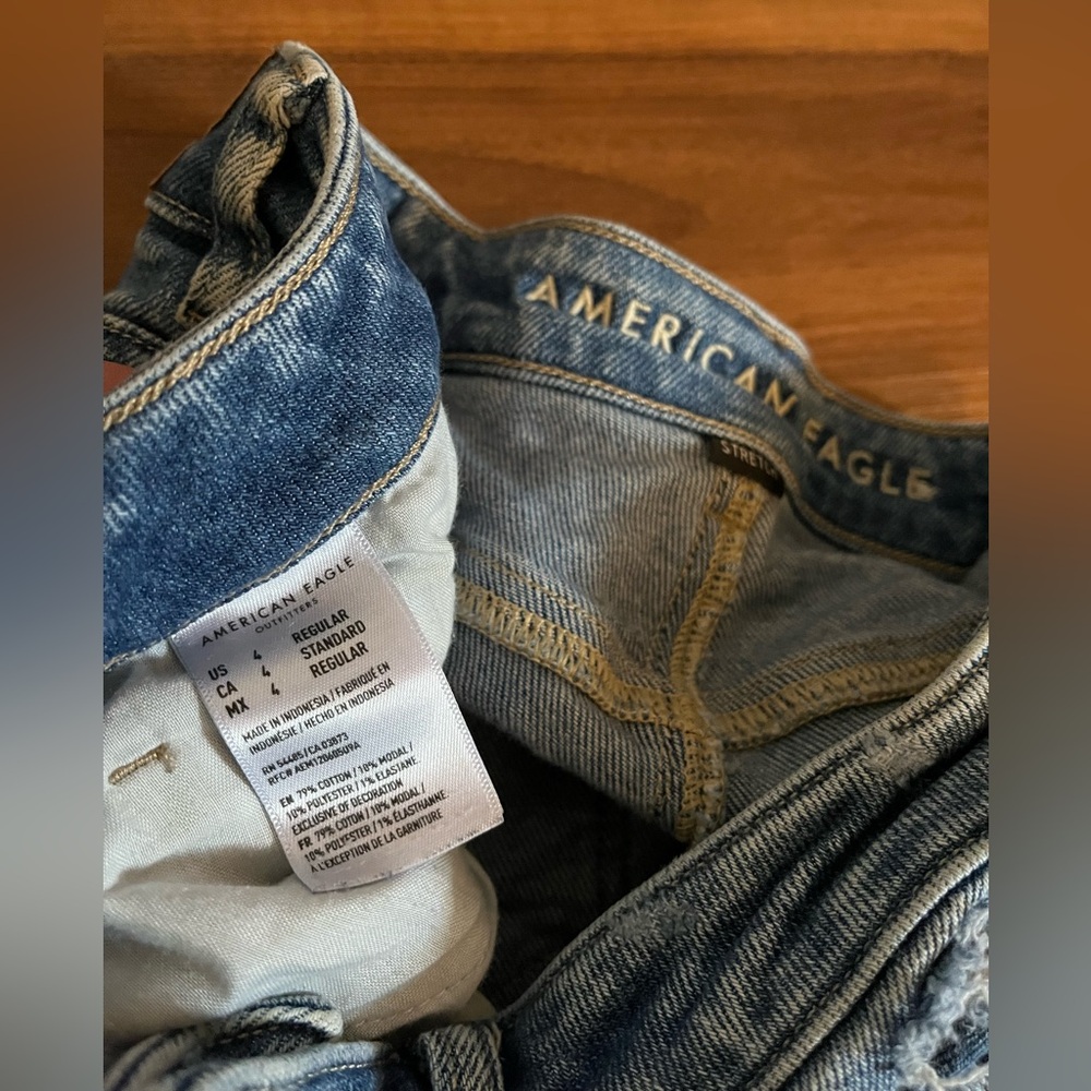American Eagle Stretch Distressed Mom Jean - size 4 - Picture 3 of 6